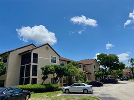 4401 W McNab Rd in Pompano Beach, FL - Foto de edificio - Building Photo