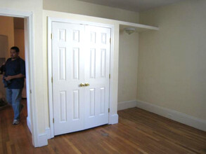 66 Egmont St, Unit 1 in Brookline, MA - Foto de edificio - Building Photo