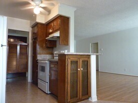 2055 Rodney Dr, Unit 205 in Los Angeles, CA - Building Photo