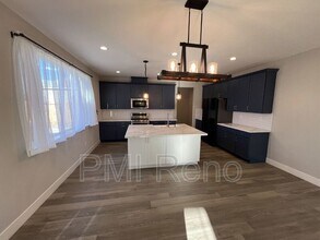 2176 Selway Dr in Sparks, NV - Foto de edificio - Building Photo