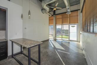 East End Village Lofts and Penthouses in Tulsa, OK - Foto de edificio - Interior Photo