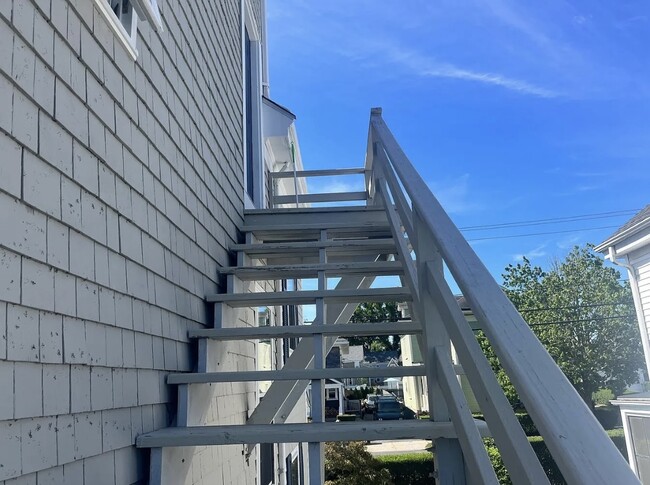 9 Harrison Ave, Unit 2 in Newport, RI - Building Photo - Building Photo