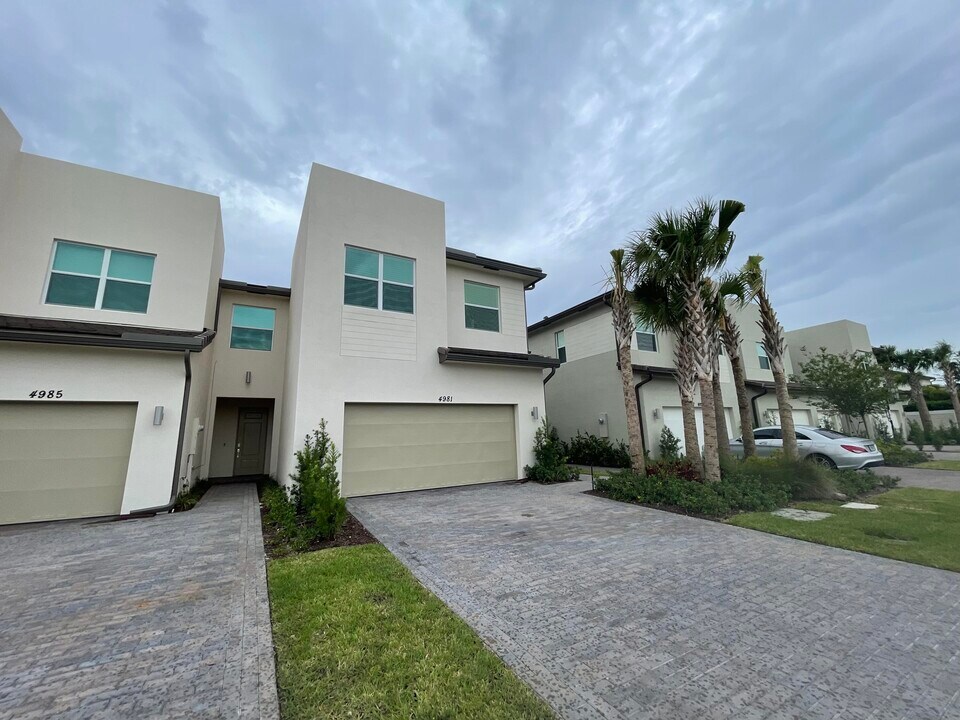 4981 Navali Dr in Wellington, FL - Building Photo