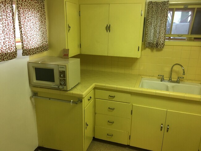 956 N 9th St, Unit #B in Laramie, WY - Building Photo - Building Photo