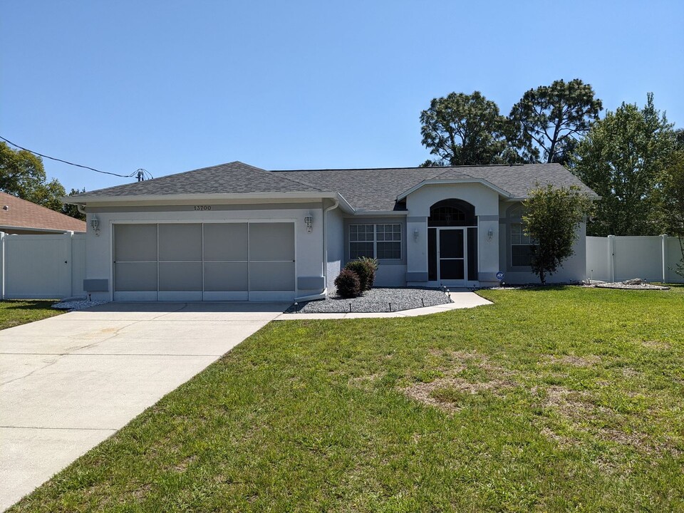 13700 Coronado Dr in Spring Hill, FL - Building Photo