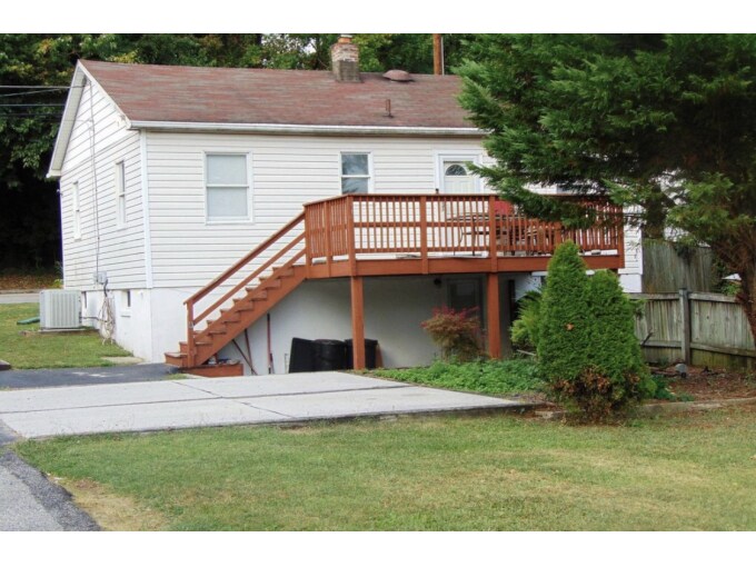 300 Maiden Choice Ln in Catonsville, MD - Building Photo