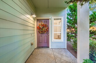 2302 NE Redelfs Way in Beaverton, OR - Building Photo - Building Photo