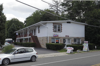 Twin Oaks Apartments in Huntington Station, NY - Foto de edificio - Building Photo