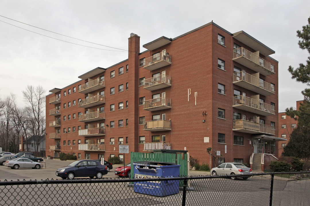 Park Towers Apartments in Mississauga, ON - Building Photo