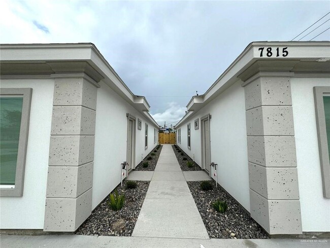 7711 N 58th St-Unit -2 in Mission, TX - Foto de edificio - Building Photo