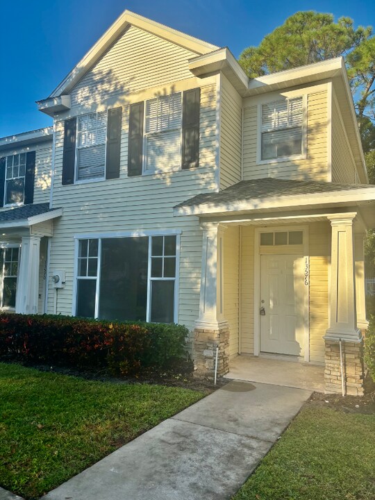 13576 Forest Lake Dr in Largo, FL - Foto de edificio