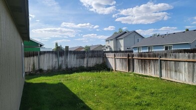 12518 W 5th Ave in Airway Heights, WA - Foto de edificio - Building Photo