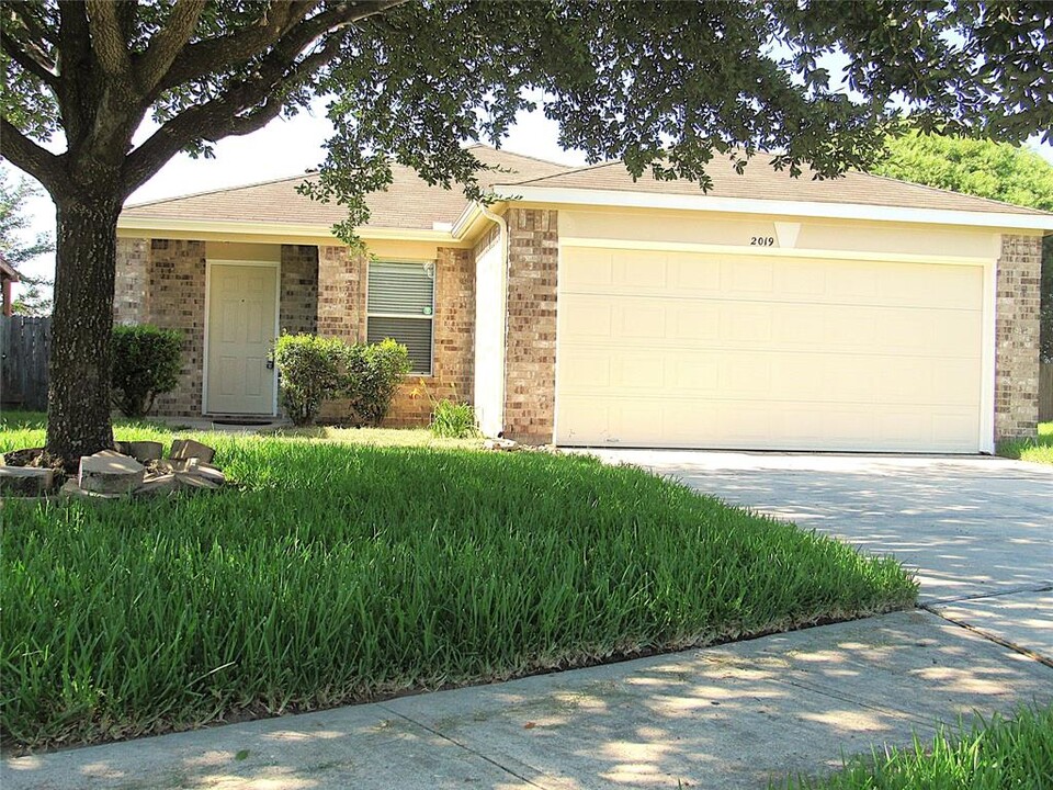 2019 Pine Croft Dr in Humble, TX - Building Photo