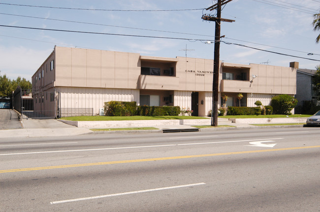 Chateau Vanowen Apartments in North Hollywood, CA - Building Photo - Building Photo