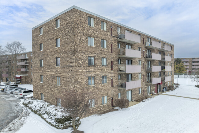 Country Lane Park Condominiums in Schaumburg, IL - Building Photo - Building Photo