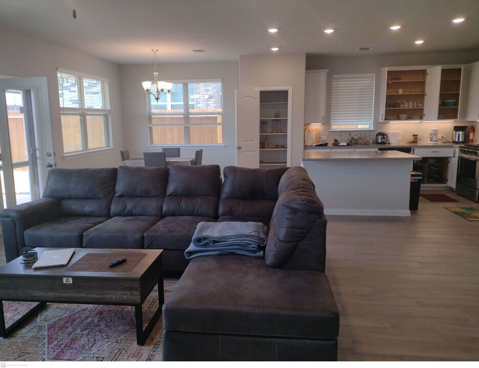 2083 Cowan Dr in New Braunfels, TX - Building Photo