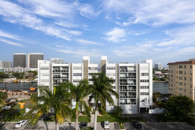 London Tower in Miami Beach, FL - Building Photo - Building Photo