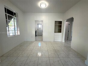 937 NW 46th St in Miami, FL - Foto de edificio - Building Photo
