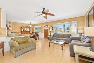 1727 W Balboa Blvd in Newport Beach, CA - Building Photo