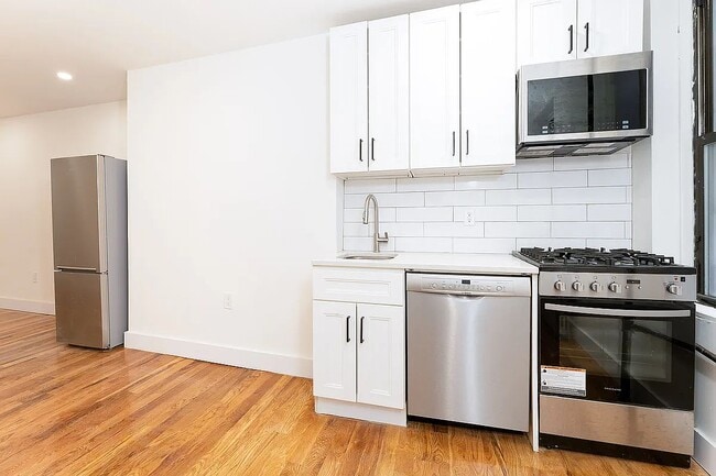 345 8th Ave in New York, NY - Foto de edificio - Building Photo