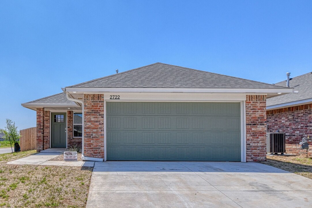 2722 Clifton Ter in Norman, OK - Foto de edificio