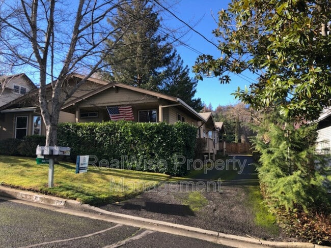 475 Scenic Dr in Ashland, OR - Building Photo - Building Photo
