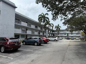 8405 NW 61st St in Tamarac, FL - Building Photo