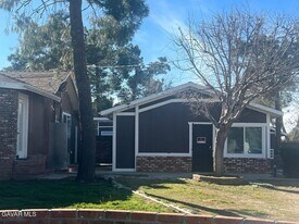 43119 7th St E in Lancaster, CA - Building Photo