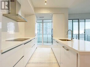 2221 Yonge St in Toronto, ON - Building Photo - Building Photo