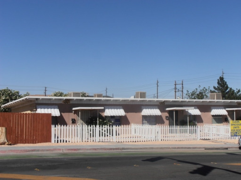 1301 E Ogden Ave in Las Vegas, NV - Foto de edificio