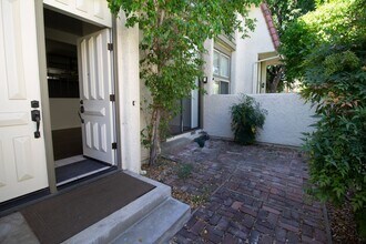 6204 Shoup Ave in Los Angeles, CA - Foto de edificio - Building Photo