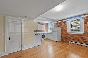 6 Radcliffe Rd, Unit B Apartments