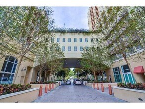 7355 SW 89th St in Miami, FL - Building Photo - Building Photo
