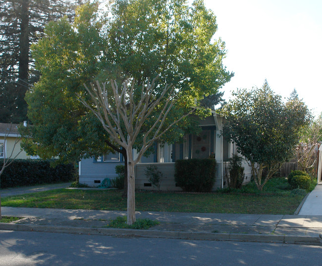 915 Beaver St in Santa Rosa, CA - Foto de edificio - Building Photo