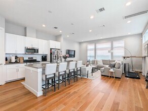 2204 Beall St in Houston, TX - Building Photo - Building Photo