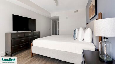 1950 Mayfair St, Unit 818 in Naples, FL - Foto de edificio - Building Photo