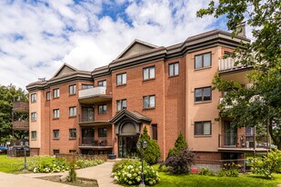 25 Bellerose Boul E in Laval, QC - Building Photo