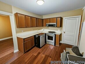 16 Lakeville Rd, Unit 1 in Boston, MA - Foto de edificio - Building Photo