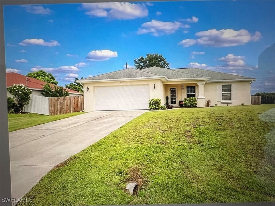 2037 NE 24th Terrace in Cape Coral, FL - Building Photo