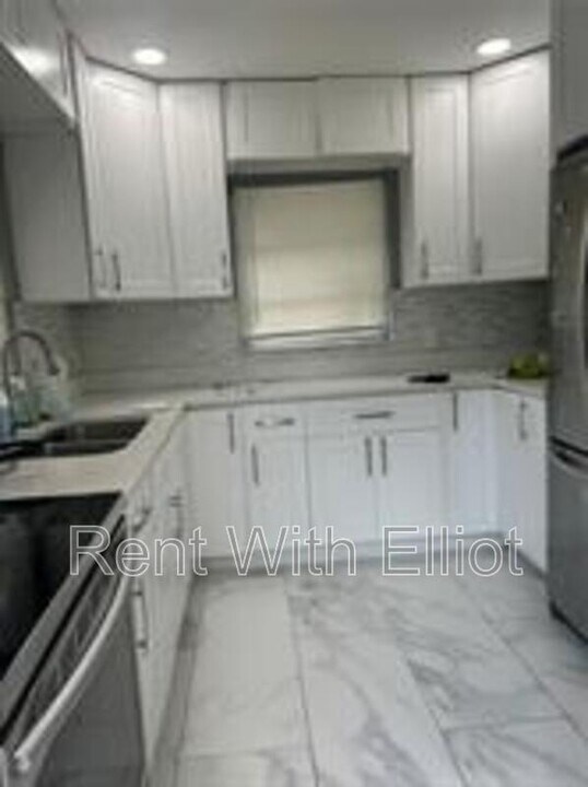 2218 Roosevelt St in Hollywood, FL - Building Photo