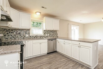 5160 Largo Dr in Winston-Salem, NC - Building Photo - Building Photo