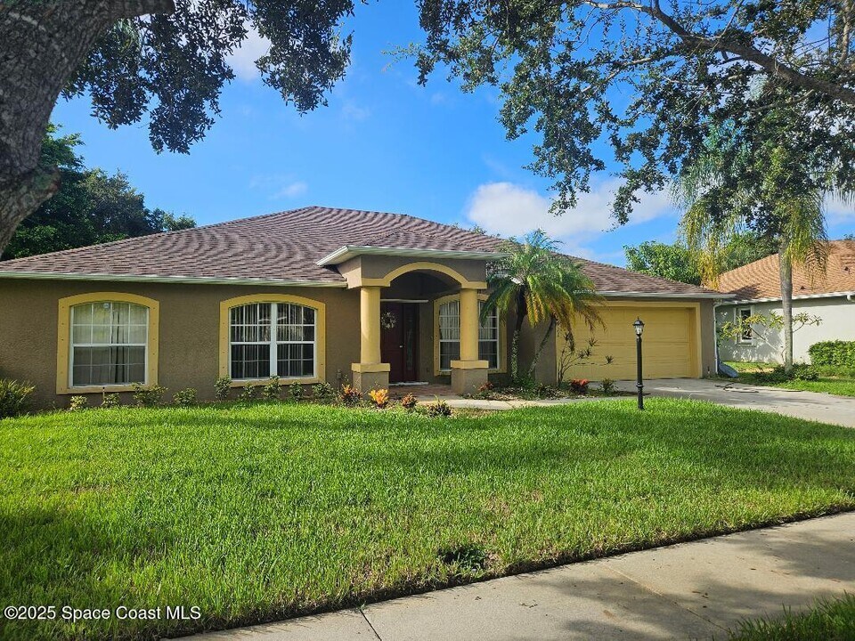 911 Wood Creek Dr in Melbourne, FL - Building Photo
