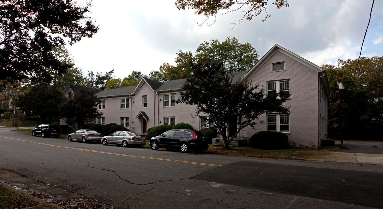 Dilworth Court in Charlotte, NC - Building Photo