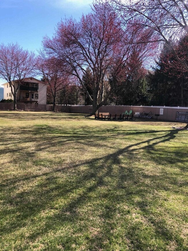 37 N End Dr in Secaucus, NJ - Building Photo - Building Photo