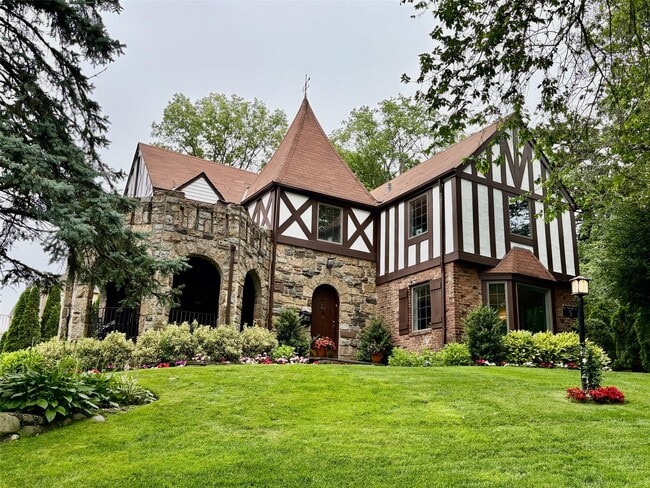 property at 5 Rockcrest Rd