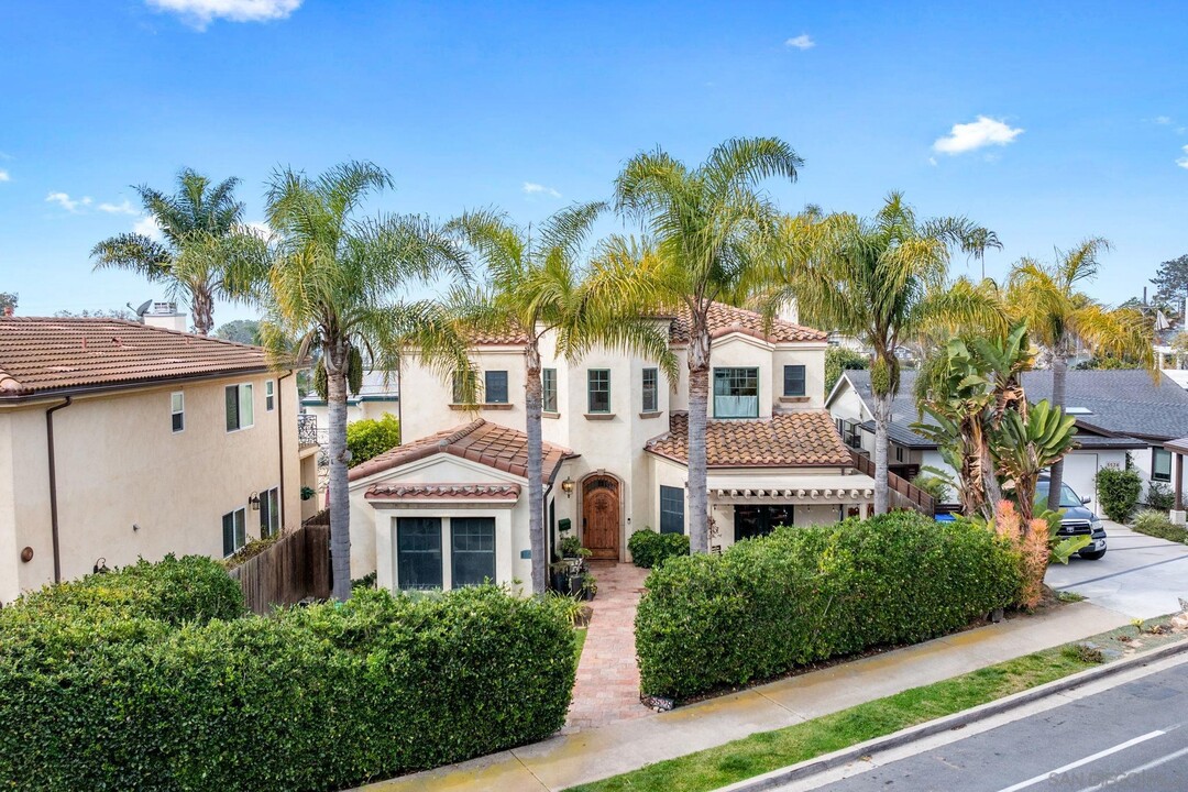 5528 Linda Rosa in La Jolla, CA - Building Photo
