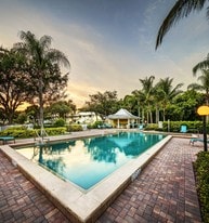 Naples 701 in Naples, FL - Building Photo