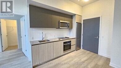 5858 Yonge St in Toronto, ON - Building Photo - Building Photo