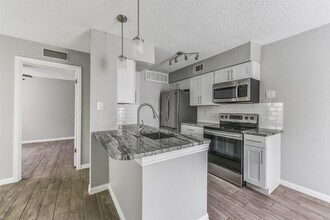 250 El Dorado Blvd in Webster, TX - Building Photo - Building Photo