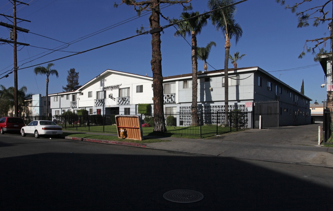 Martinique Apartments in Panorama City, CA - Foto de edificio